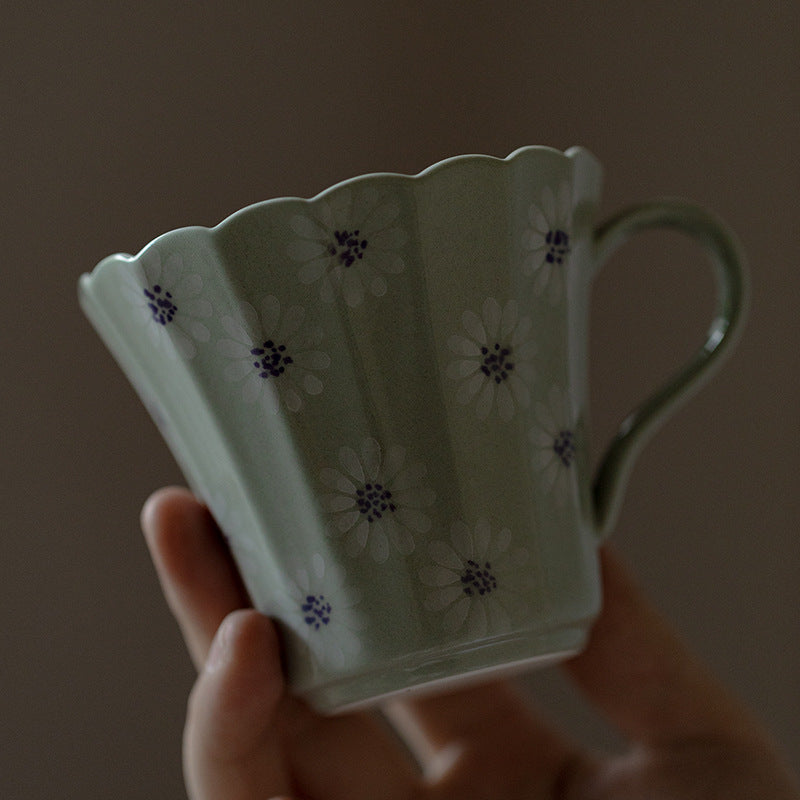 Musta 6.1 oz Green Ceramic Mug - Daisy Scalloped Rim