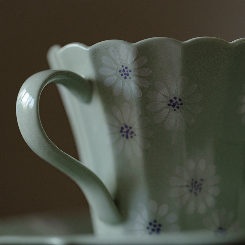 Musta 6.1 oz Green Ceramic Mug - Daisy Scalloped Rim