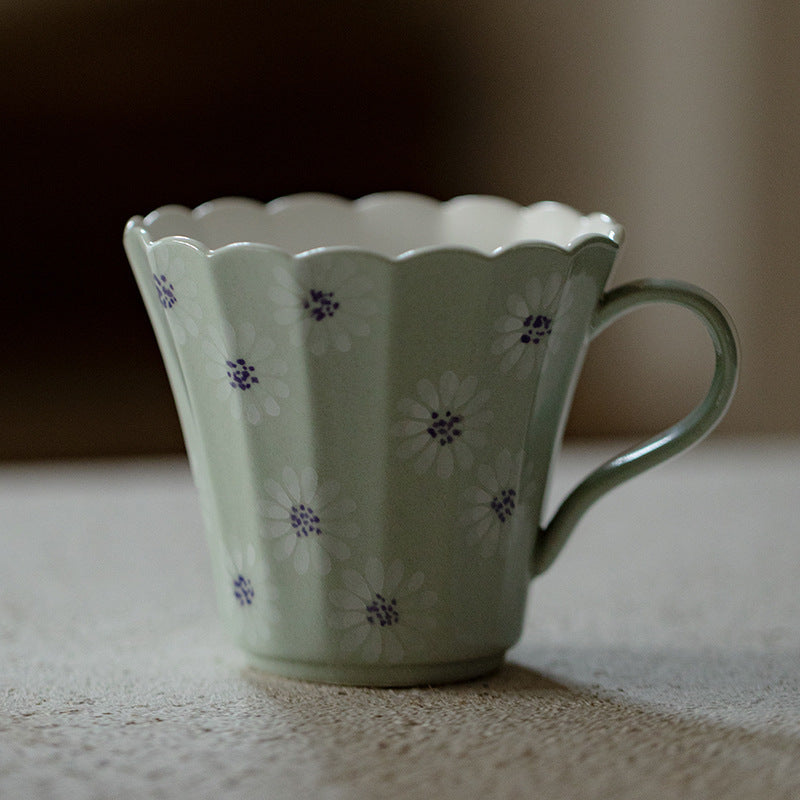 Musta 6.1 oz Green Ceramic Mug - Daisy Scalloped Rim
